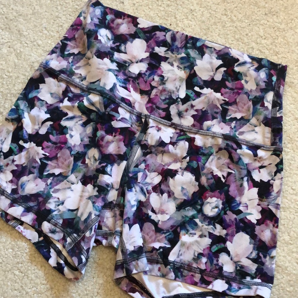 Lululemon floral align shorts size 6, 4”